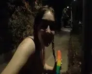 C’est la nuit mais Louise ne pense qu’a se masturber n’importe ou