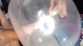 Joven se masturba con condon inflado