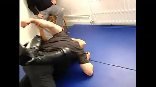 Another professional French fighter, a pretty redhair girl with incredible muscles has been cheated by a gangster.